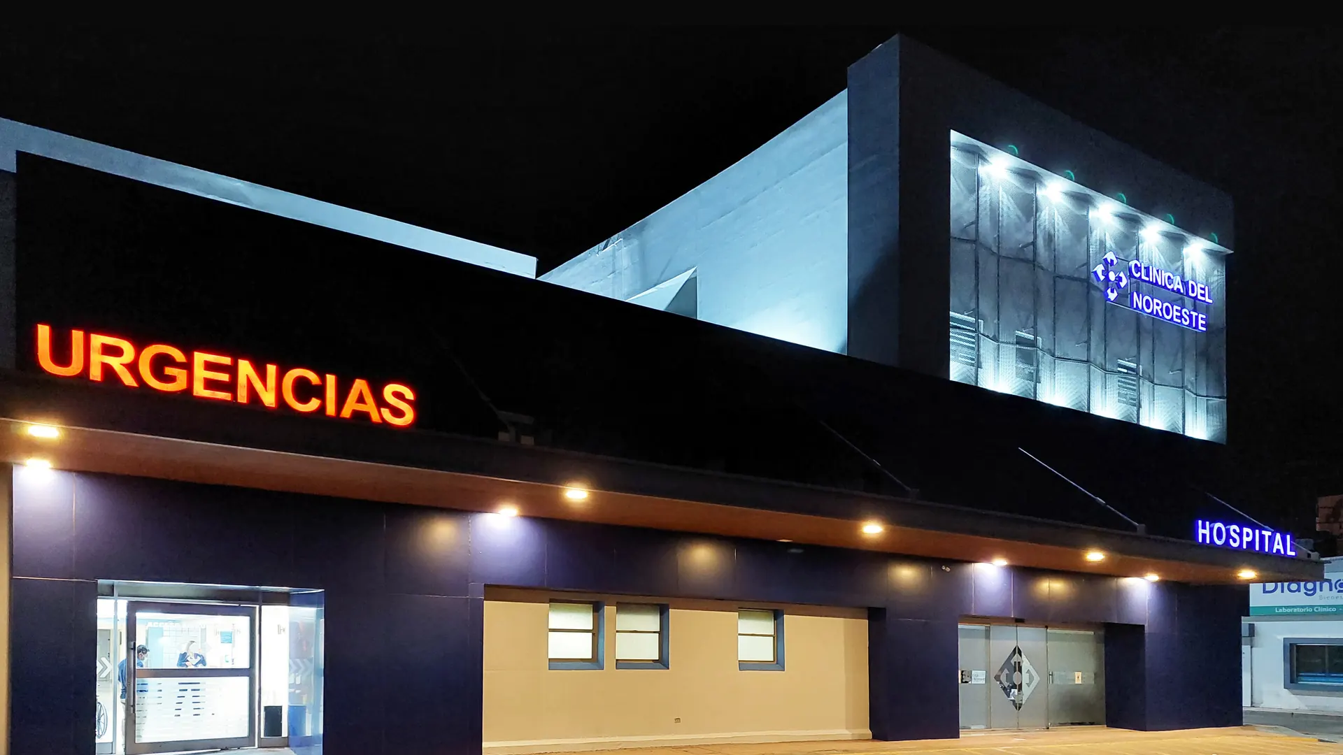 Clínica del Noroeste iluminada de noche, infraestructura de salud desarrollada con Castegui